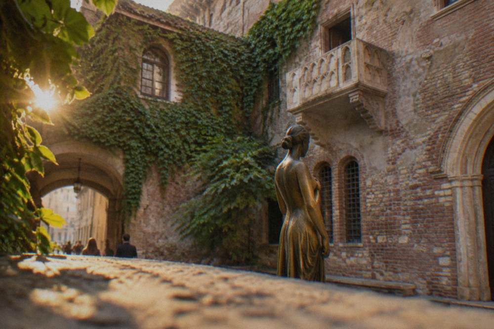 Juliet's bronze statue in the courtyard of Casa di Giulietta